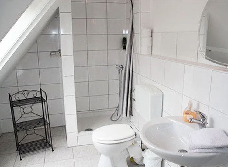 Modernes Badezimmer mit Dusche im Ferienhaus Barbara - Monteurszimmer in der Blumlage Celle