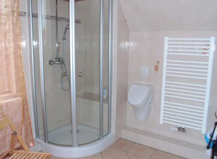 Modernes Badezimmer mit Dusche im Ferienhaus Barbara, Celle